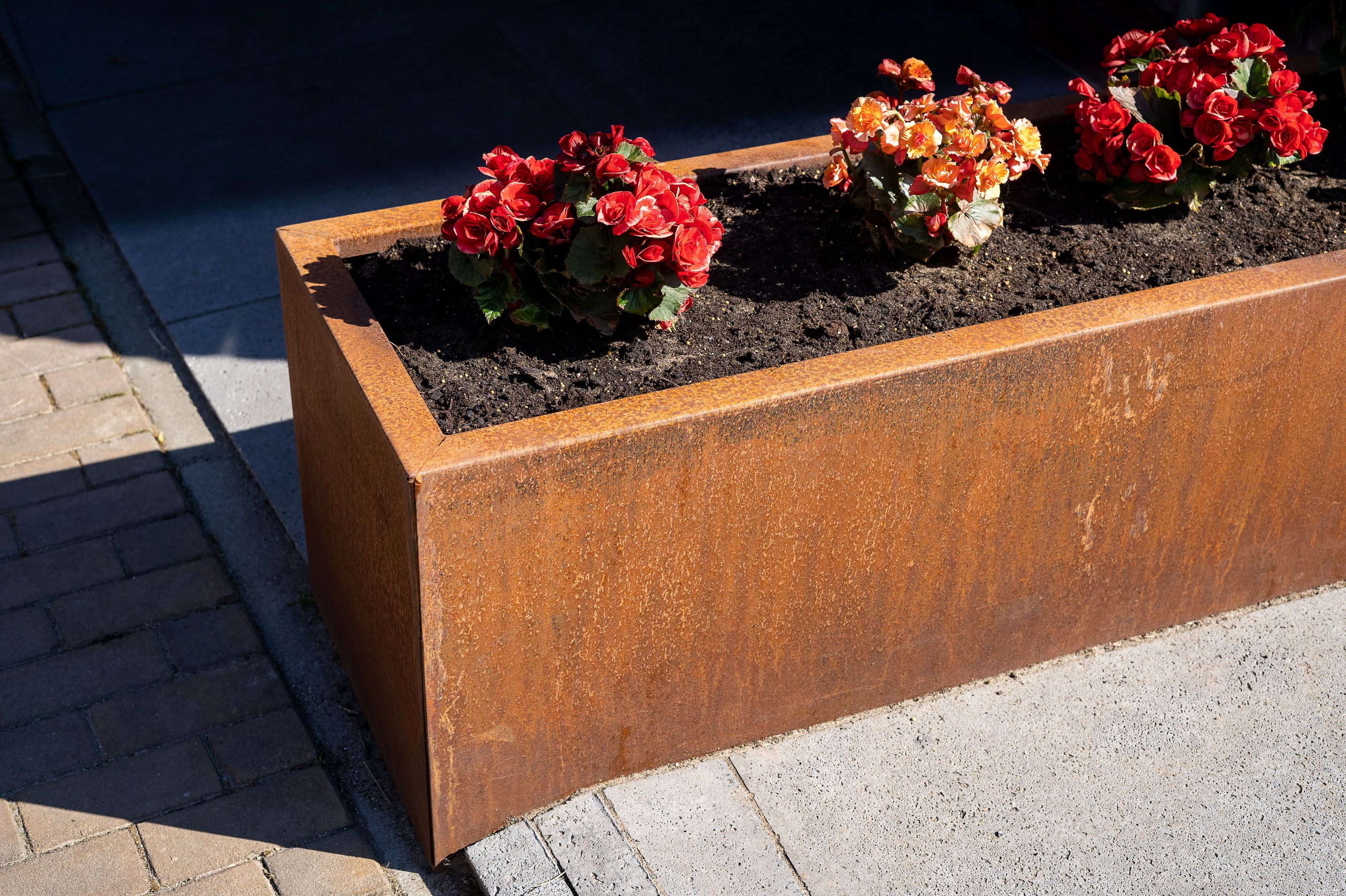 Association couleurs chaudes et acier corten